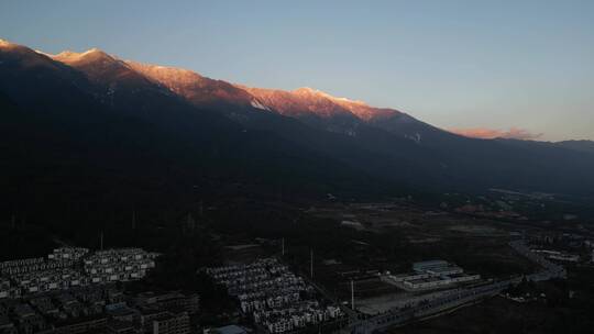 大理苍山日照金山风光