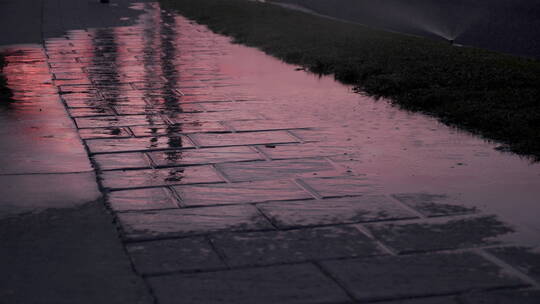 下雨天在雨中奔跑的行人影子 