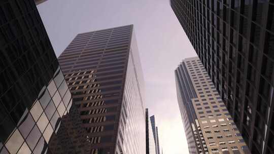 市中心城市建筑和摩天大楼低角度