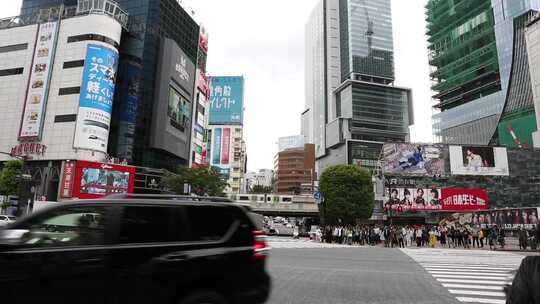 东京涩谷十字路口的车辆和人员