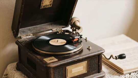 复古唱片机与唱片特写