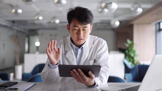 年轻医学科研人员办公室使用平板笔记本电脑