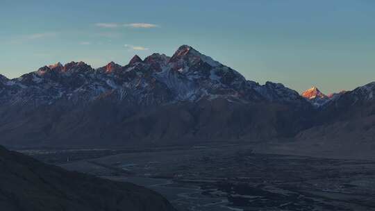 新疆喀什阿克陶塔县白沙湖喀喇昆仑山脉航拍视频素材模板下载