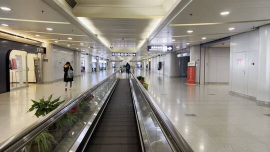 北京首都机场T2航站楼旅客候机检票登机视频素材模板下载