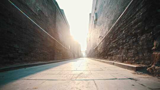阳光下古城小巷街道沧桑的墙壁