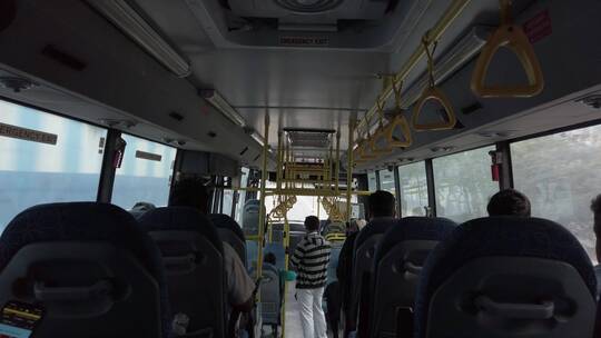 正在行驶的公交车视频素材模板下载