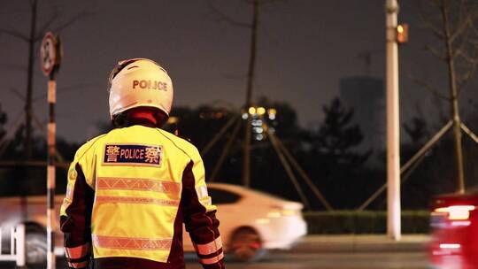 交警夜晚指挥交通处理事故警灯闪烁