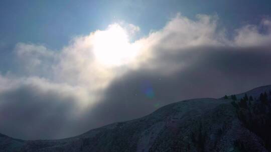 高山雪山下雪