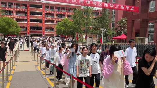 学生下考场放学回家考试结束