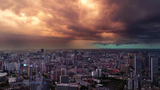 暴雨乌云下的城市航拍