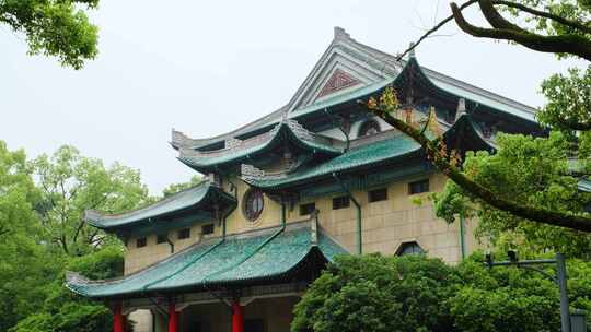 下雨中的湖南大学大礼堂校园