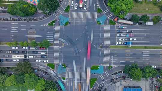 航拍视角下的城市街道十字路口
