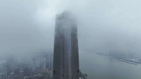 航拍雨后云雾缭绕的湖北武汉绿地中心大厦