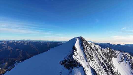 航拍四川岷山山脉主峰雪宝顶雪山风光