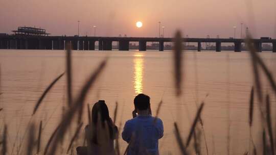 夕阳日落下的情侣背影