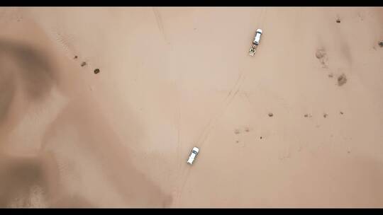 航拍纳米布沙漠上行驶的车辆
