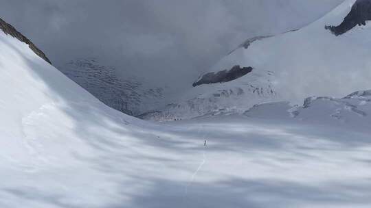 航拍四川第二高峰中山峰雪山云海的攀登者