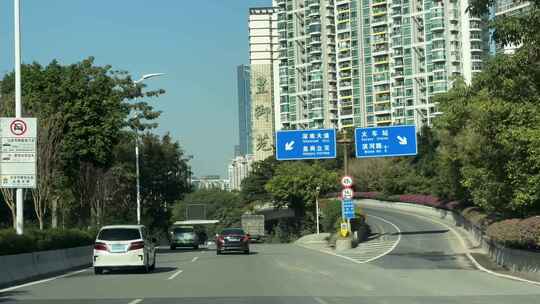 开车行驶在深圳道路车流交通城市车窗外风景视频素材模板下载