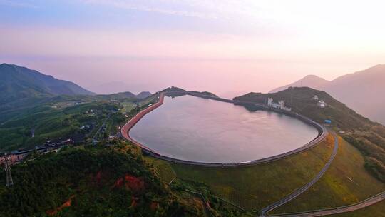 航拍夕阳下青山顶山美丽的湖州安吉江南天池