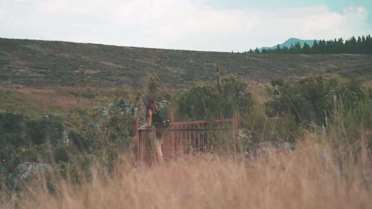 一个女人在看风景