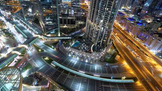 高峰时间在繁忙的城市道路上行驶的汽车