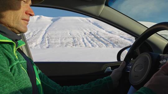 冰岛上开车的司机