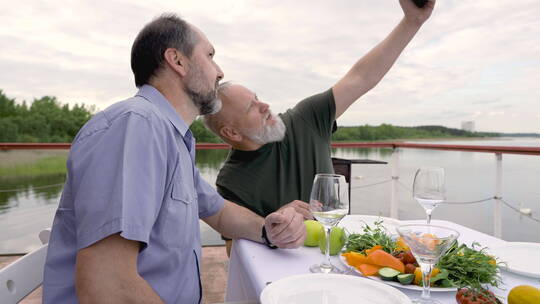 用餐时两个男人自拍视频素材模板下载