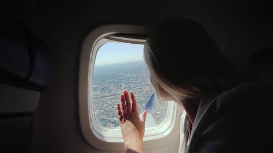 乘客从飞机窗户看风景