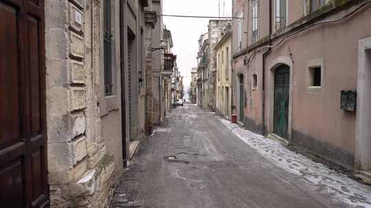 意大利阿布鲁佐雪中瓜达格勒后街的静态视图