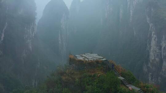 航拍一人站在德夯大峡谷问天台上