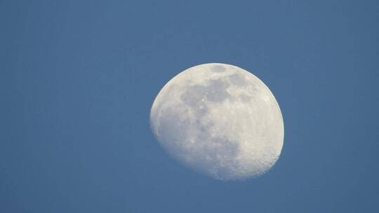 相机聚焦月球表面