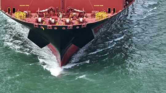 巨型货轮运输跨洋物流