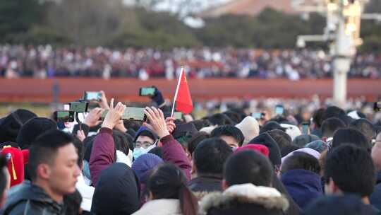 天安门广场新年升旗人群挥舞红旗歌唱祖国