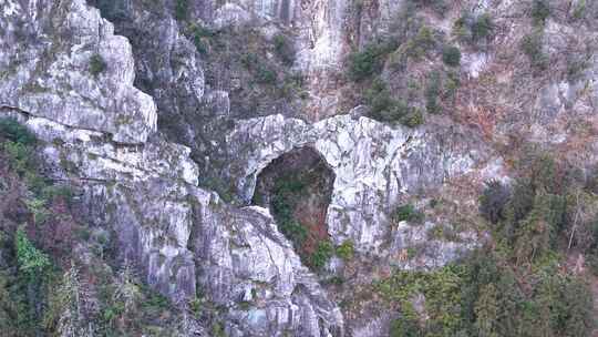 山林中独特的天然岩石拱门风景