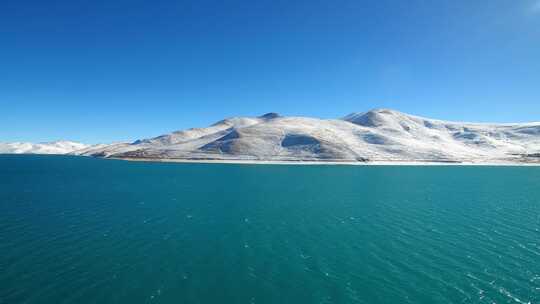 航拍西藏冬季羊卓雍措羊湖纳木错湖水与雪山