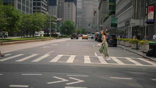 在城市里跑过街道的女人