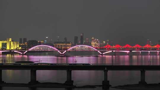 高铁驶过城市跨江大桥夜景跟拍