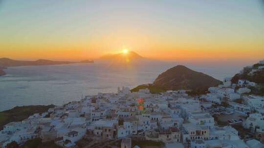 城市航拍海边城市希腊米洛斯海岛日落天际线