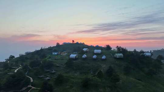 航拍高山草原露营地日落晚霞