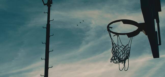球入篮球框的近景