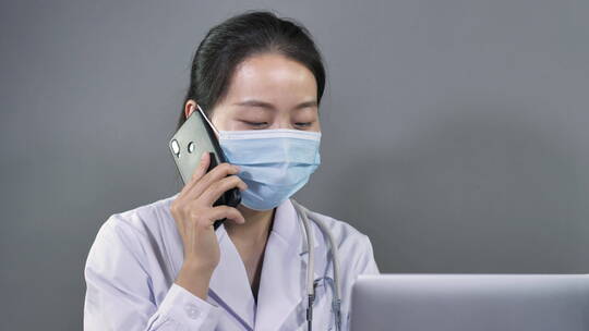 亚洲中国人女性女医生记录病情工作场景