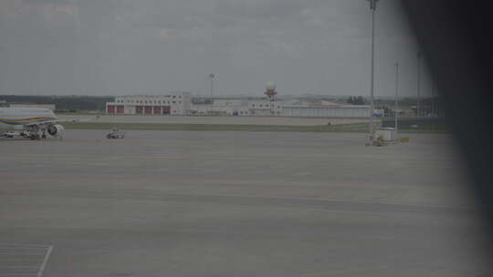 中国南方航空飞机停靠机场的场景