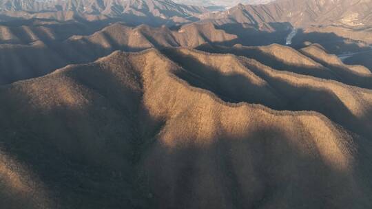 航拍山脉地质公园沟壑峰峦风光雄威高山湖泊