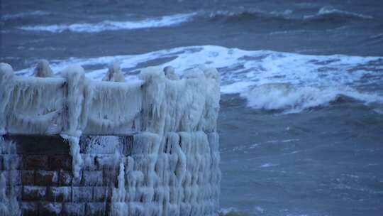 山东威海金海湾栈桥的冰海游客大浪狂风