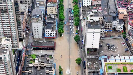 俯瞰城市街景道路被水淹没的景象