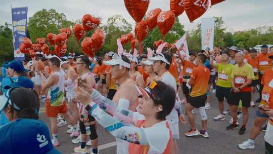 云南体育文旅楚雄马拉松运动员准备开跑