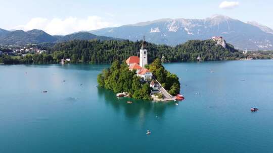 斯洛文尼亚布莱德湖——用无人机俯瞰岛屿、教堂和塔楼，船上有船只和游客