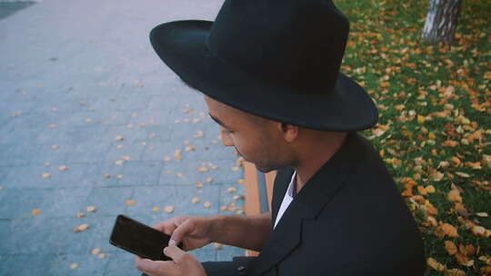男人在城市背景下使用智能手机