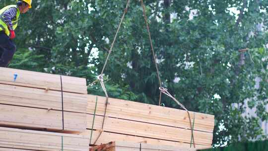 木材厂工人用吊车运输木料3