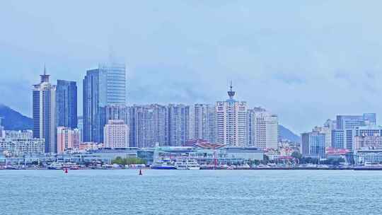 青岛下雨中的浮山湾城市建筑海岸线风光